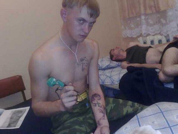 Дерут татуированных мразей 77