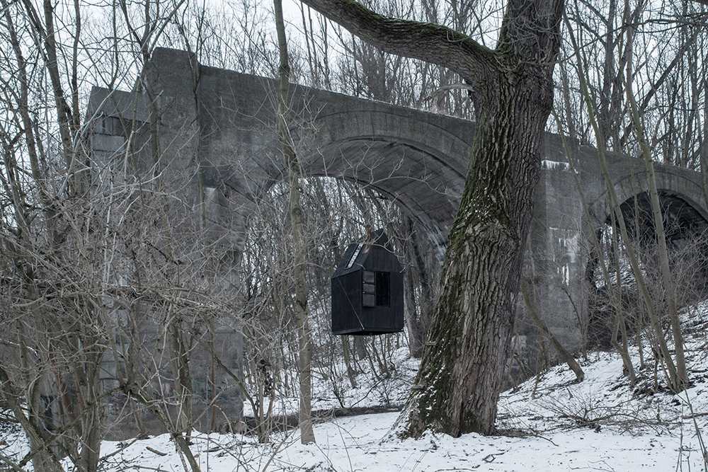 Черный летающий дом под мостом