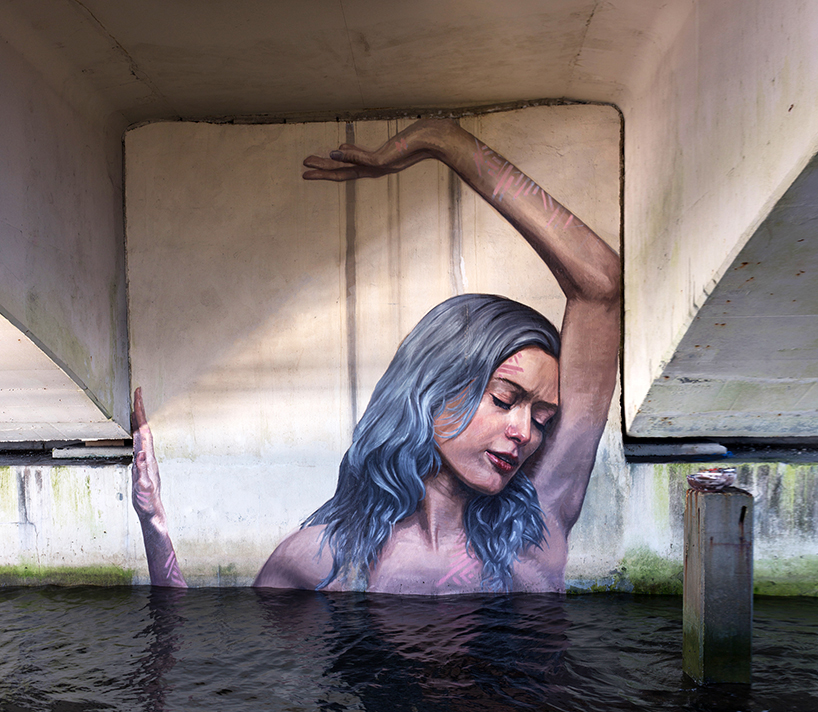 Уличные рисунки, девушки в воде