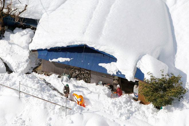 Японцы пострадали от сильного снегопада.