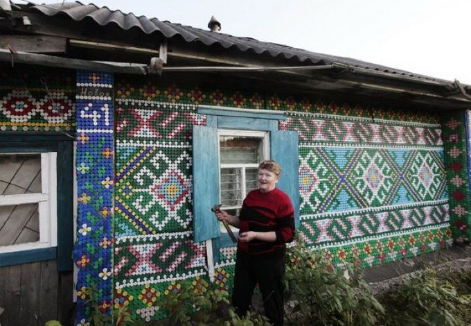 Украшение дома разноцветными крышками от пластиковых бутылок.
