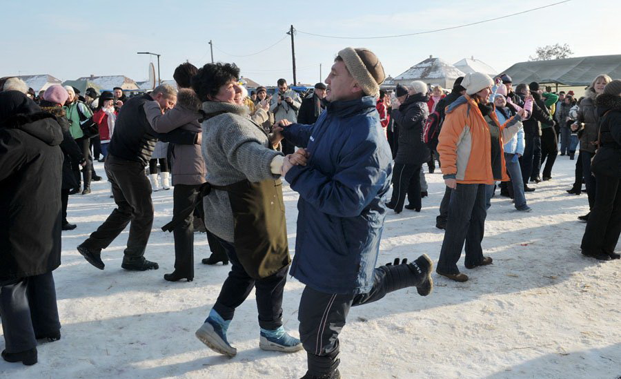 Соревнования по резке свиней в Закарпатье.