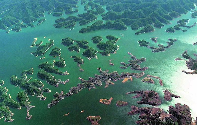 Озеро Цяньдаоху состоящее из сотни островов.