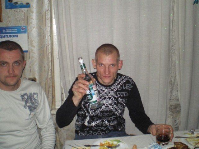 Крутые пацанчики и их девчонки.