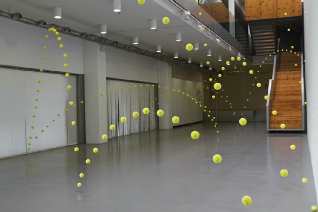 Арт искусство. Теннисные мячи зависли в воздухе.