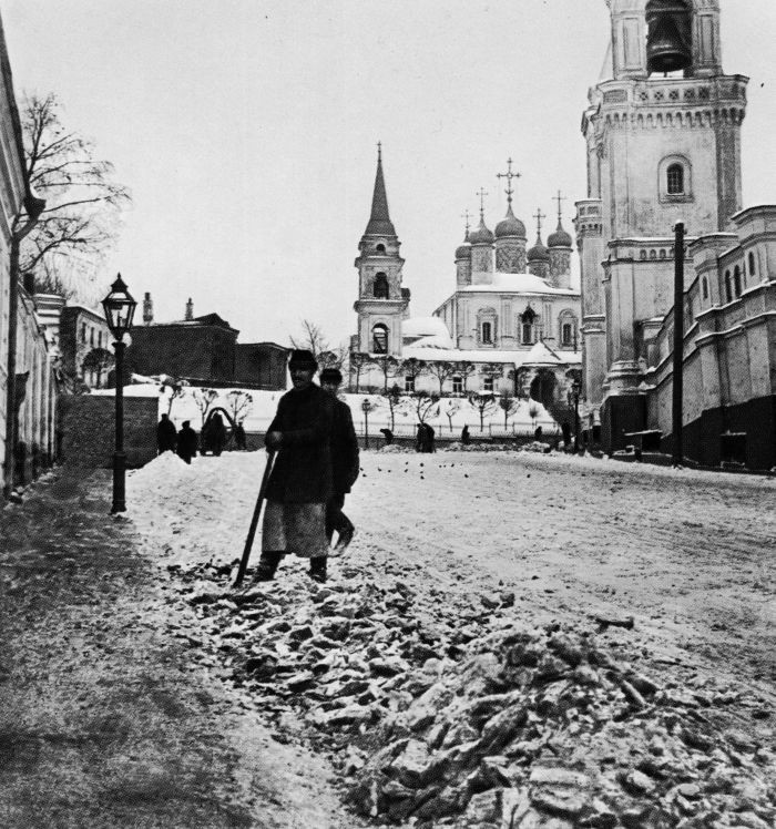 Как раньше снег в Москве убирали.