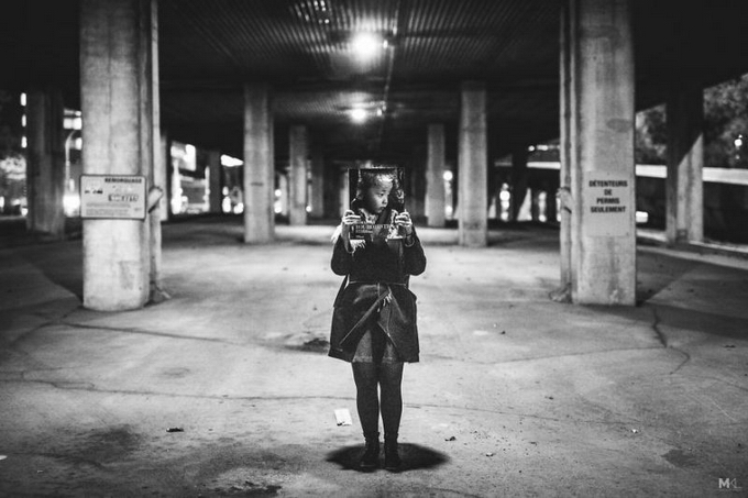 Фото девушки, которая прячет лицо