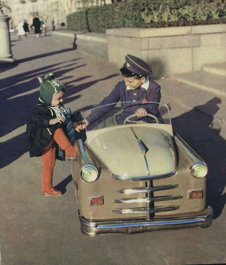 Детские автомобили, на которых катались в советские времена.