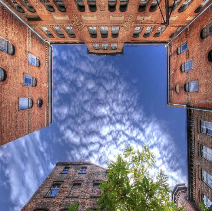 Фото неба сквозь стены зданий
