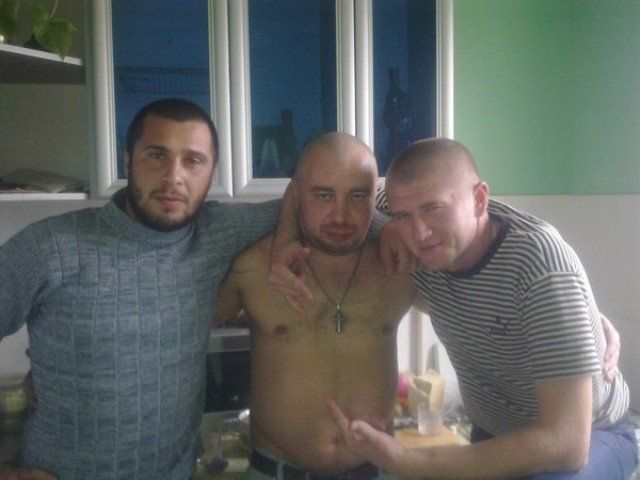Крутые пацанчики и их девчонки.