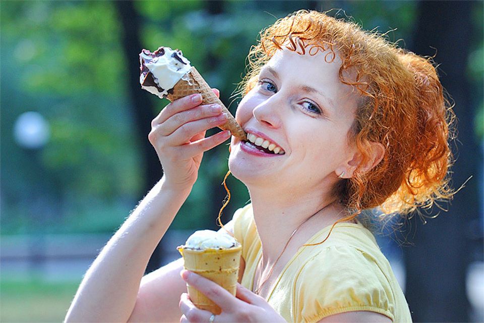Фотографии девушек с мороженым.