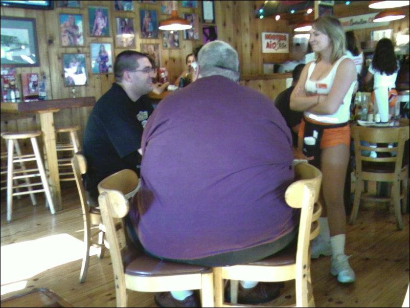 Сидит толстой жопой. Человек на двух стульях. Жирный сидит на двух стульях.