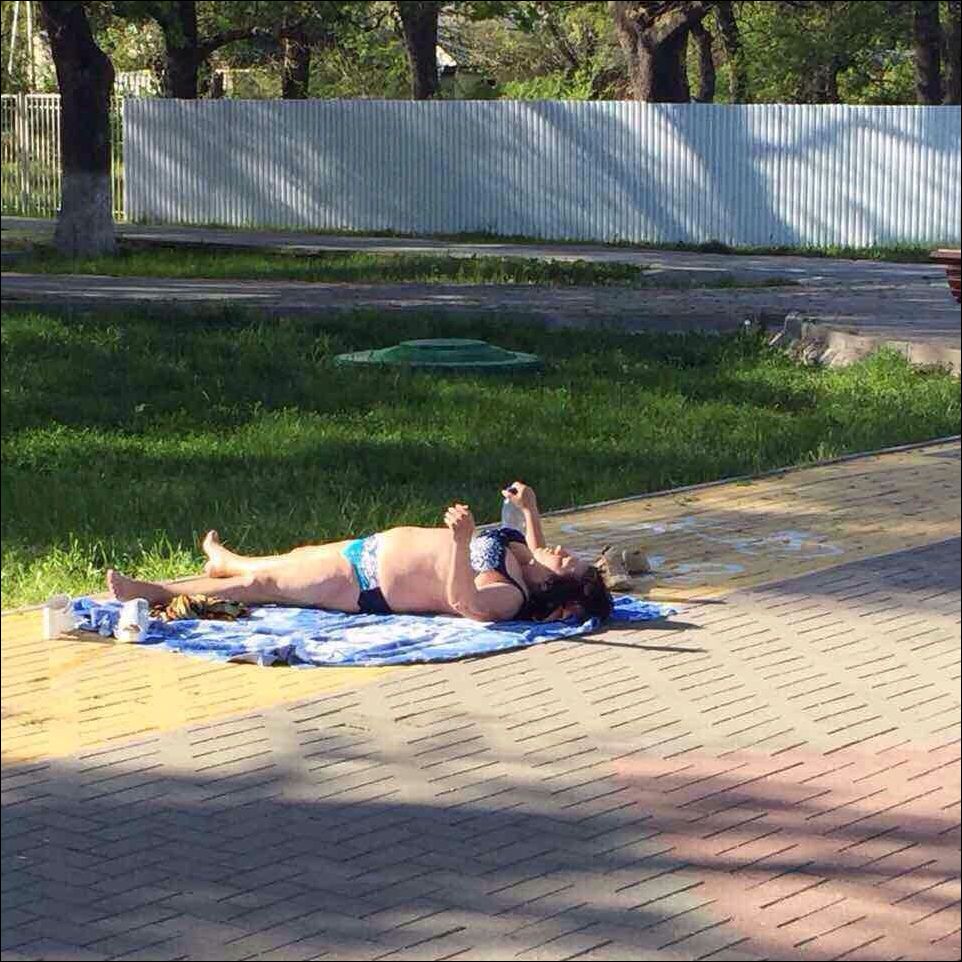 Человек загорает