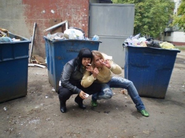 Крутые пацанчики и их девчонки.