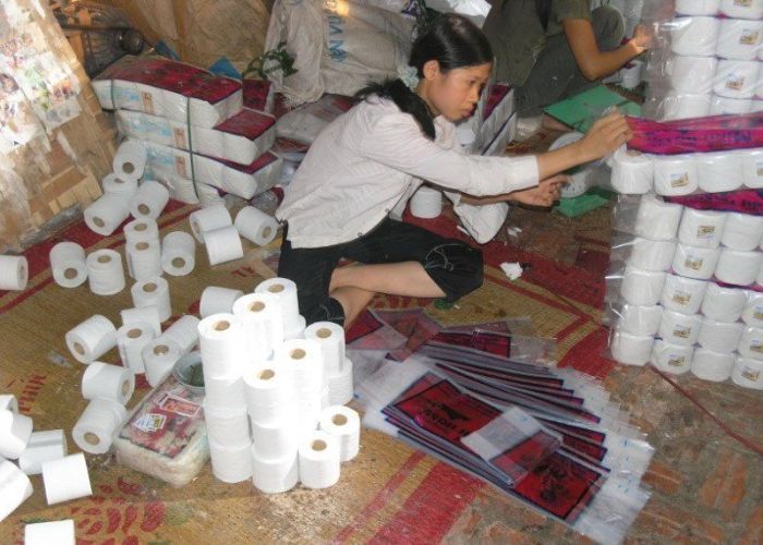 Производство туалетной бумаги в Китае.