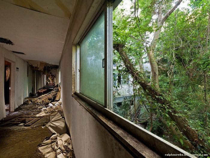 Заброшенный мотель в Японии.