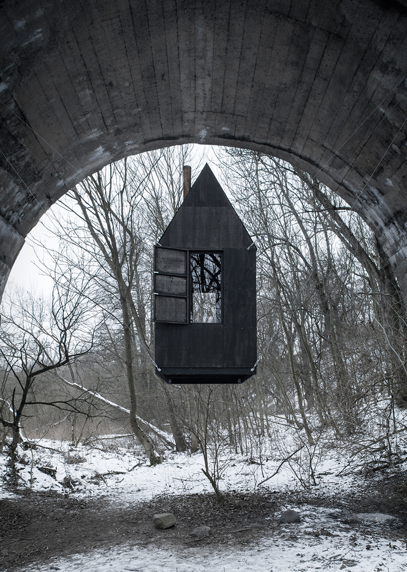 Черный летающий дом под мостом