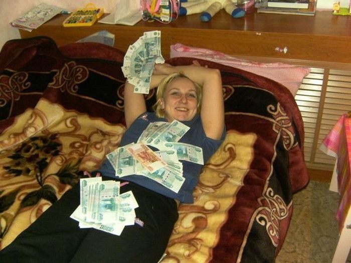 Прикольные девушки и парни с деньгами из соц сетей.