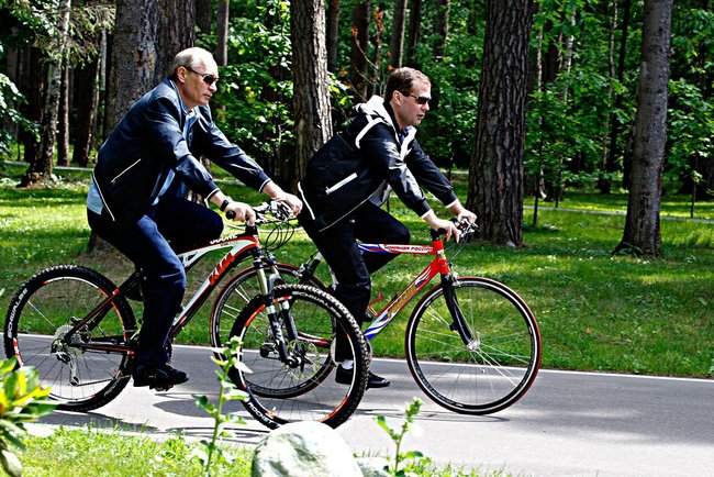 Ехали Медведев и Путин на велосипеде