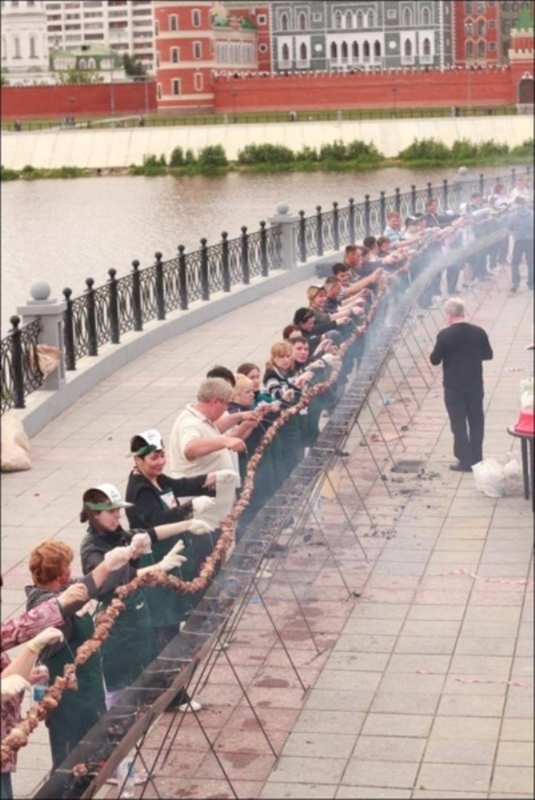 Самый длинный шашлык в мире.