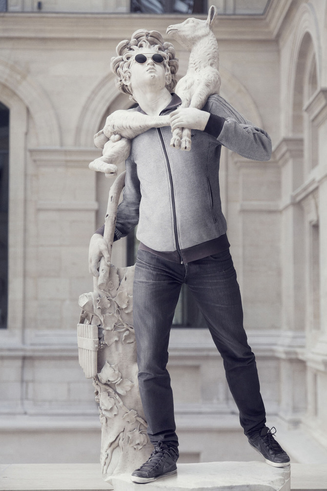 Мастера креатива одели на скульптуры современные шмотки.