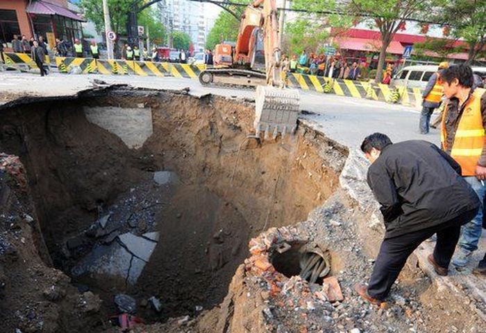 Китайская дорога проглотила грузовик.
