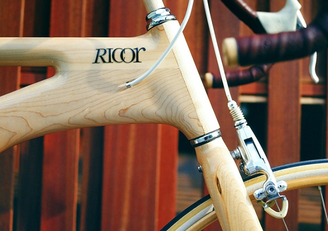 Деревянный велосипед Рикора.