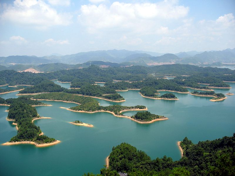 Озеро Цяньдаоху состоящее из сотни островов.