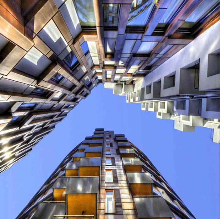 Фото неба сквозь стены зданий