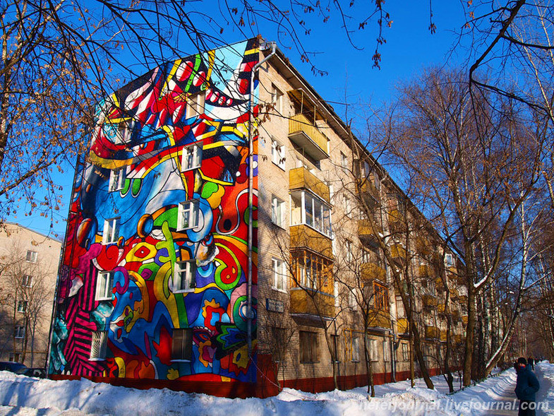 Цветное граффити на стенах домов