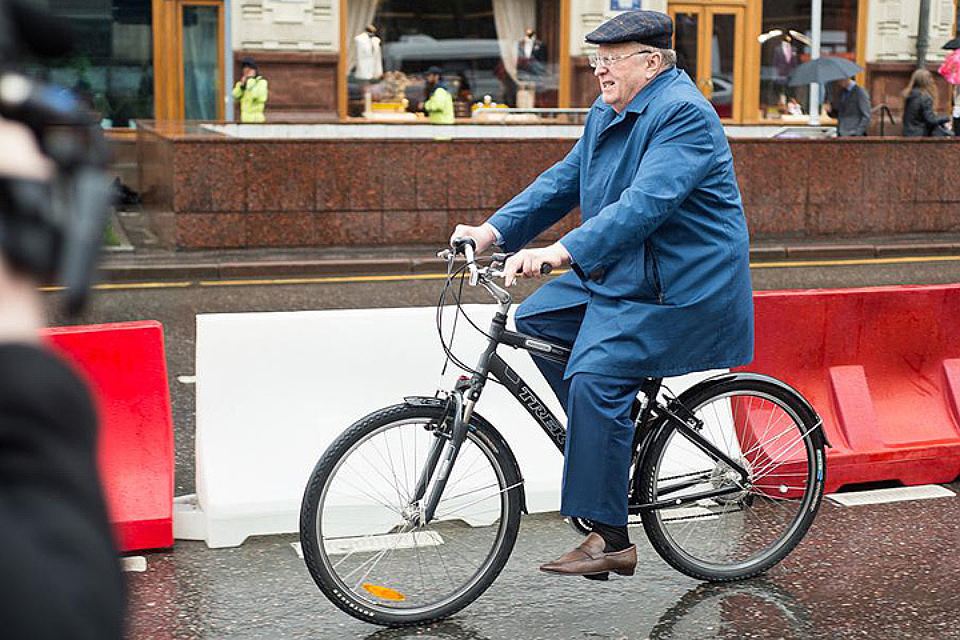 Ехали Медведев и Путин на велосипеде