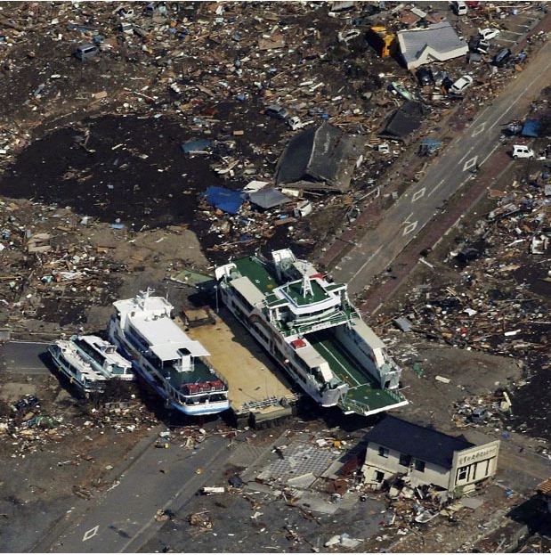 Фотографий кораблей, выброшенных на сушу цунами в Японии