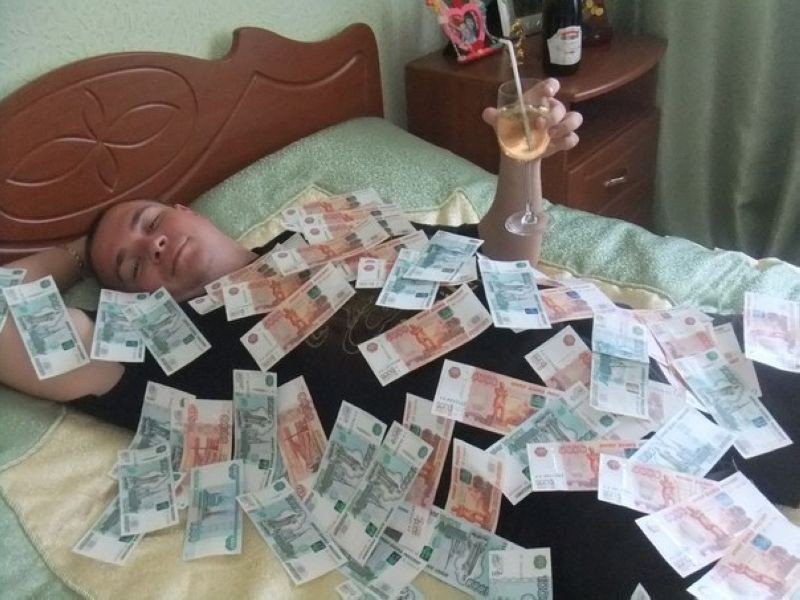 Прикольные девушки и парни с деньгами из соц сетей.