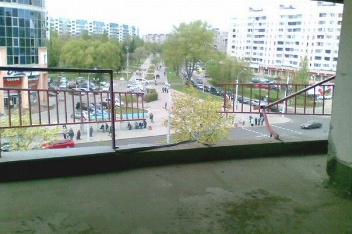 Внедорожник Мерседес упал с многоэтажного паркинга.