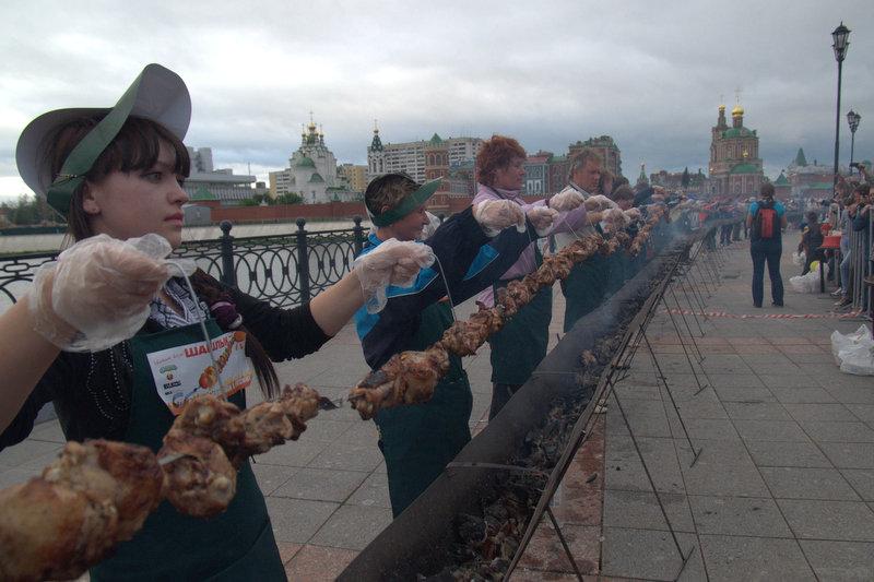 Самый длинный шашлык в мире.