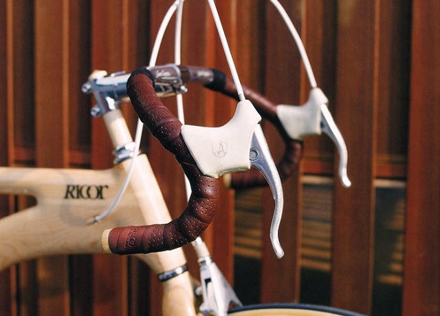 Деревянный велосипед Рикора.