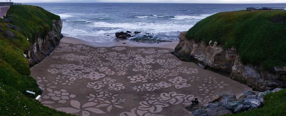 Большие и красивые рисунки на песке.