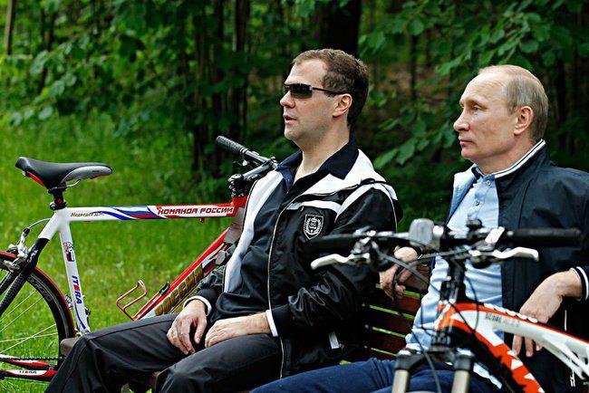 Ехали Медведев и Путин на велосипеде