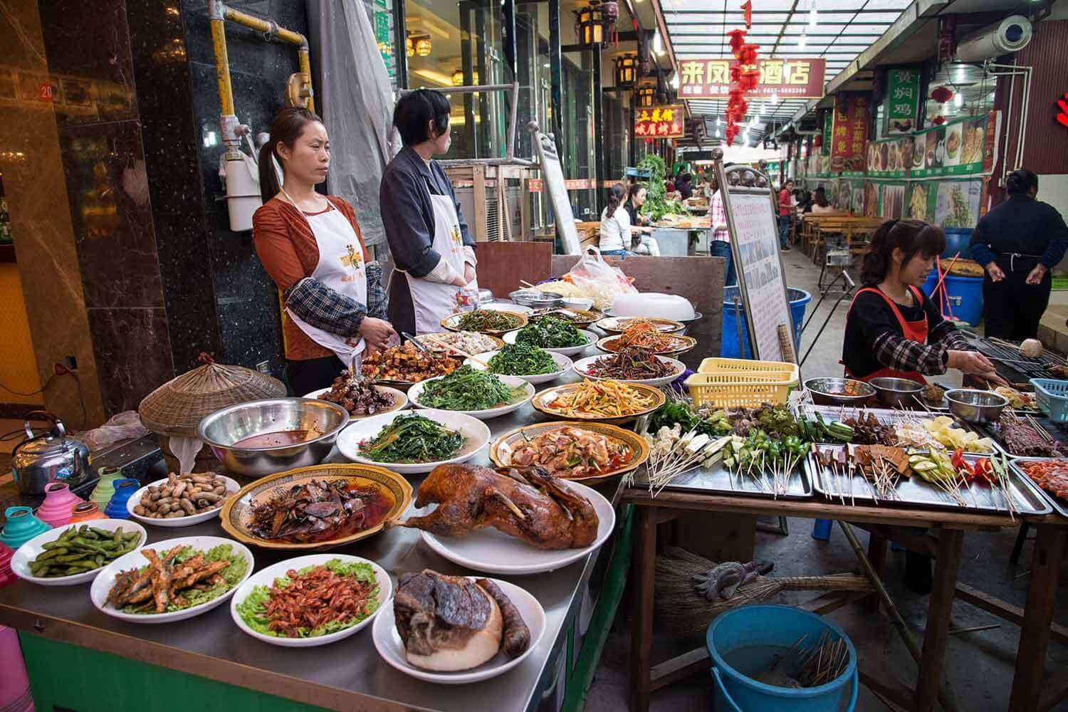 Можно ехать в китай. Китайская стрит еда. Уличная еда в Китае. Китайская уличная кухня. Китайский рынок еды.