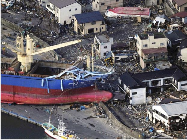 Фотографий кораблей, выброшенных на сушу цунами в Японии