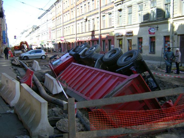 Водитель грузовика не заметил яму.
