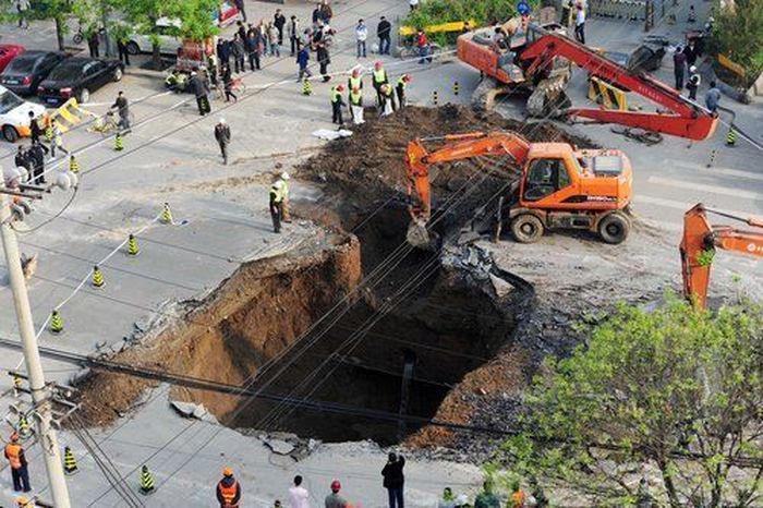 Китайская дорога проглотила грузовик.