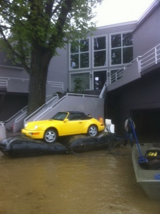 Спасение любимого Porsche от наводнения