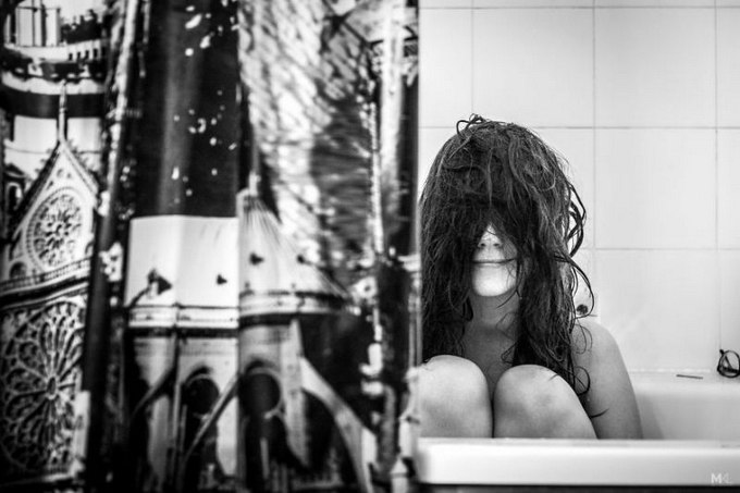 Фото девушки, которая прячет лицо