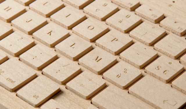 Клавиатура из цельного куска дерева ореха