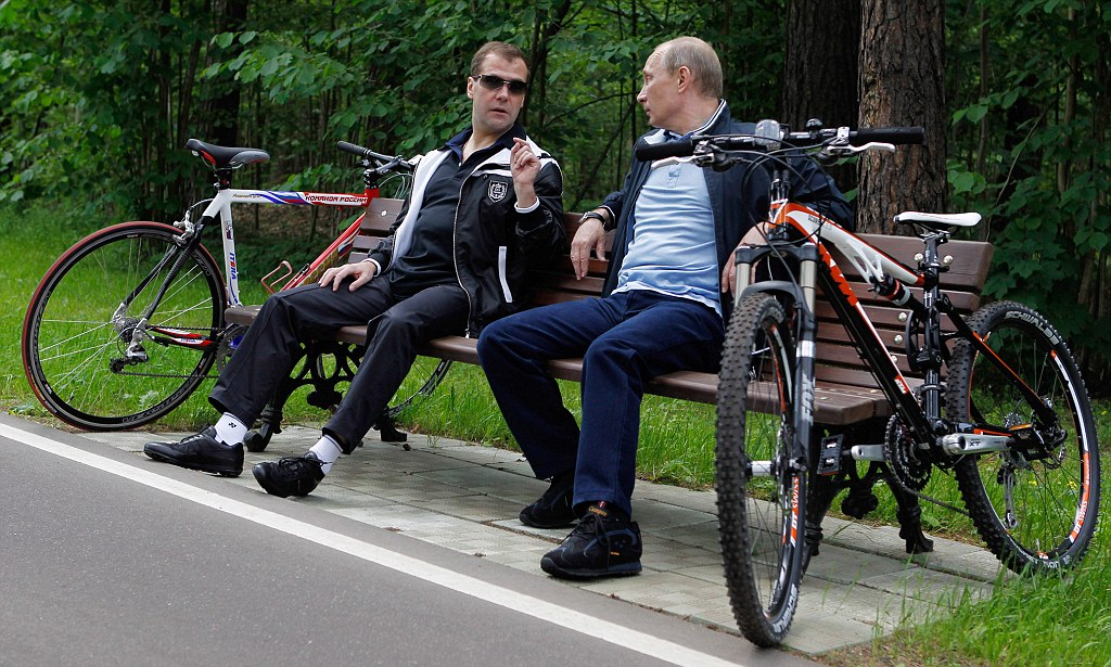 Ехали Медведев и Путин на велосипеде