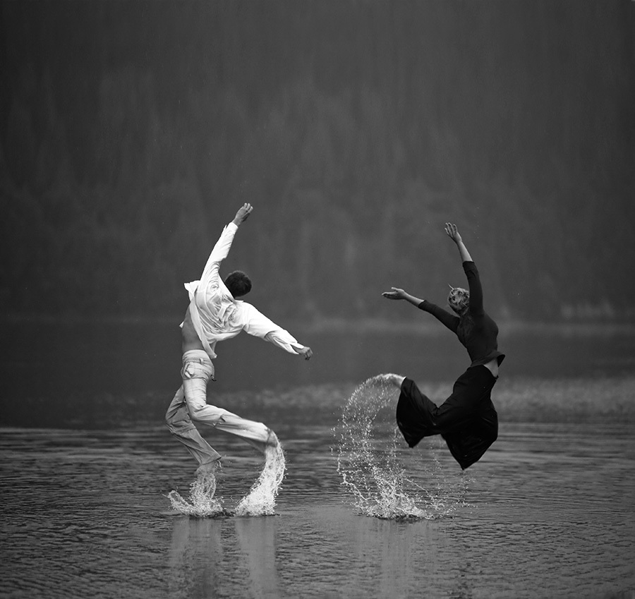 Танцоры на море