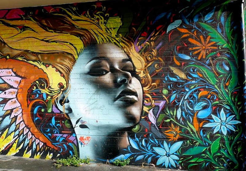 Цветное граффити на стенах домов