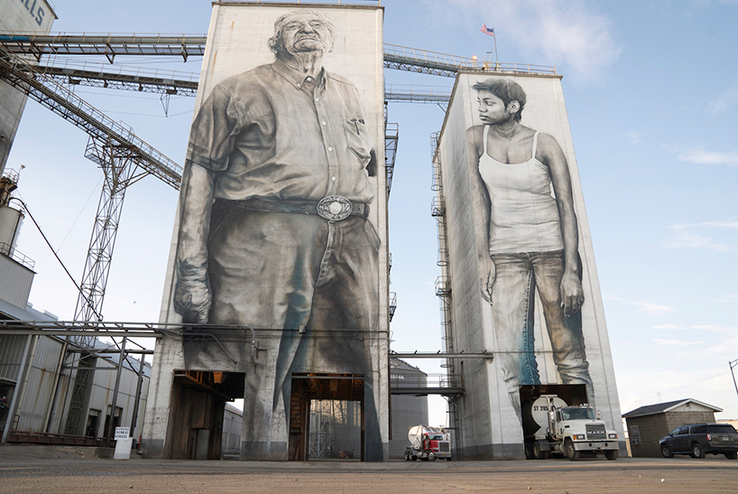 Огромные портреты на стенах завода