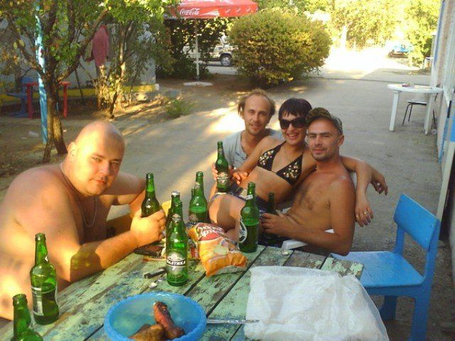 Крутые пацанчики и их девчонки.